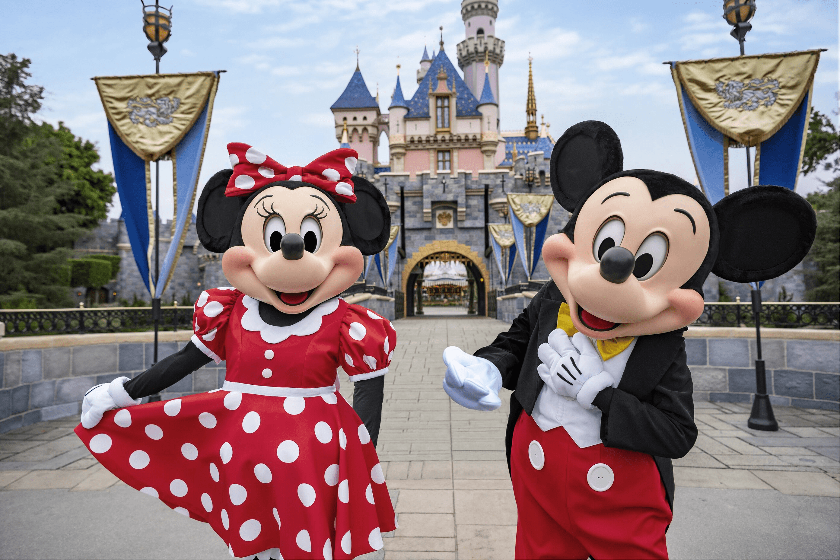 Mickey y Minnie frente al castillo de Disney